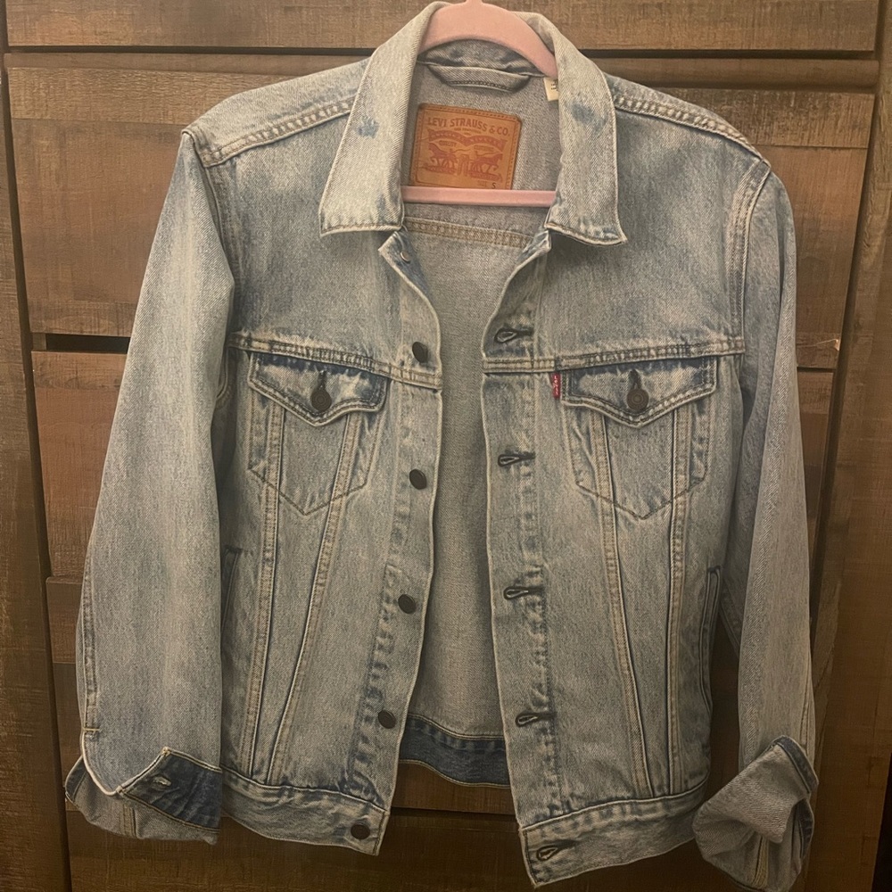 Ladies Levi’s light wash denim jacket